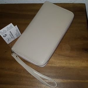 SMART PHONE TRAVEL CHARGER WALLET WRISTLET